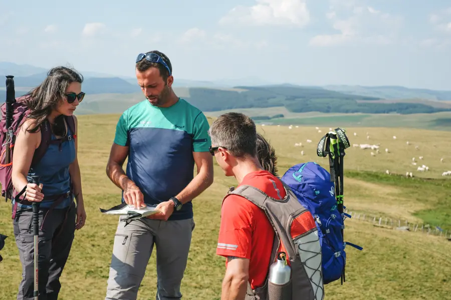 Préparation de l'itinéraire pour la journée de randonnée