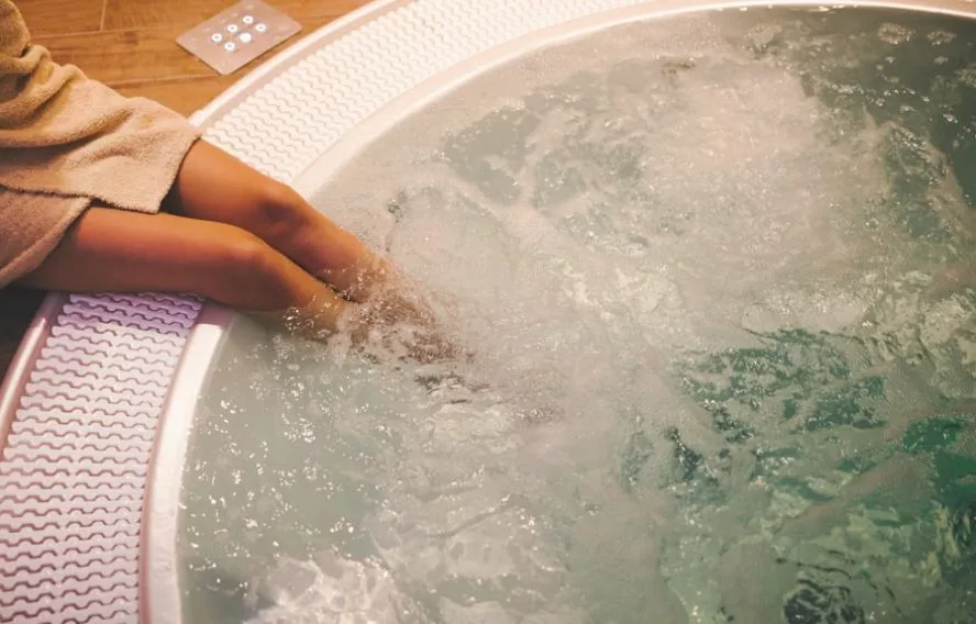 Hôtel confortable avec piscine, jacuzzi et sauna