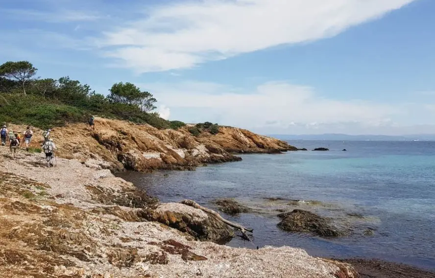 Randonneurs sur l'île de Porquerolles