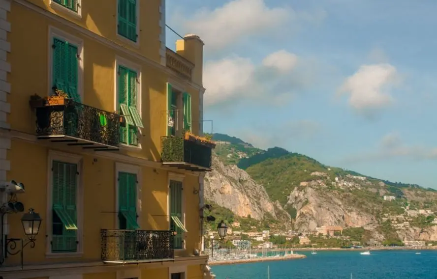 Noamgwresny Adobestock Menton, la ville côtière entourée par les montagnes