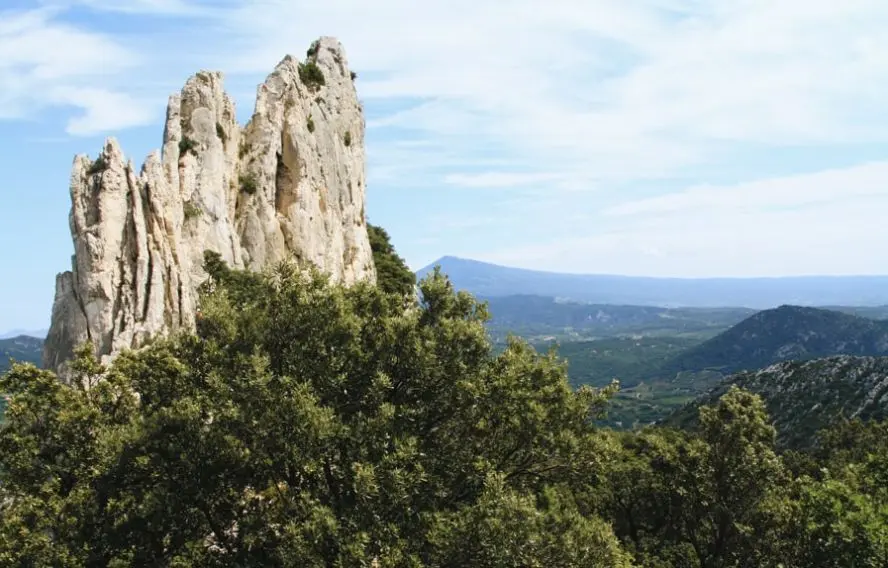 Les arêtes calcaires du massif de Gigondas