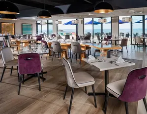 restaurant-l-aromatik_salle-entiere-vue-mer