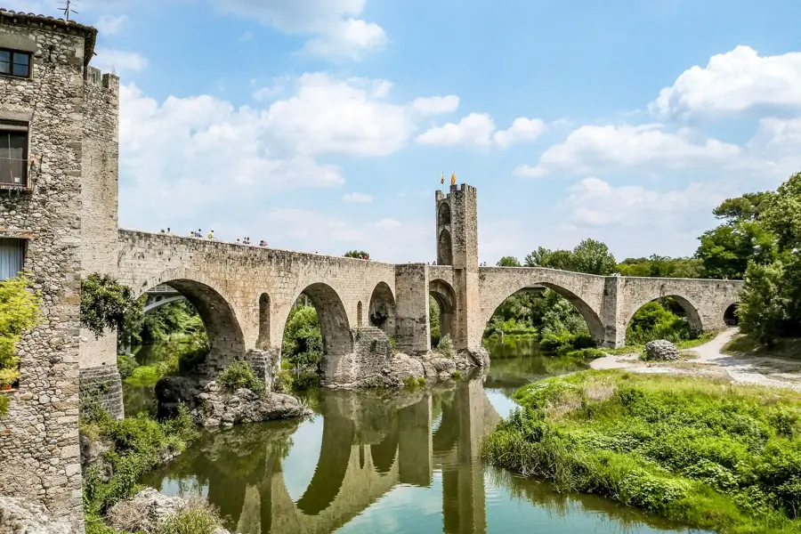 Visite du charmant village médiéval de Besalu