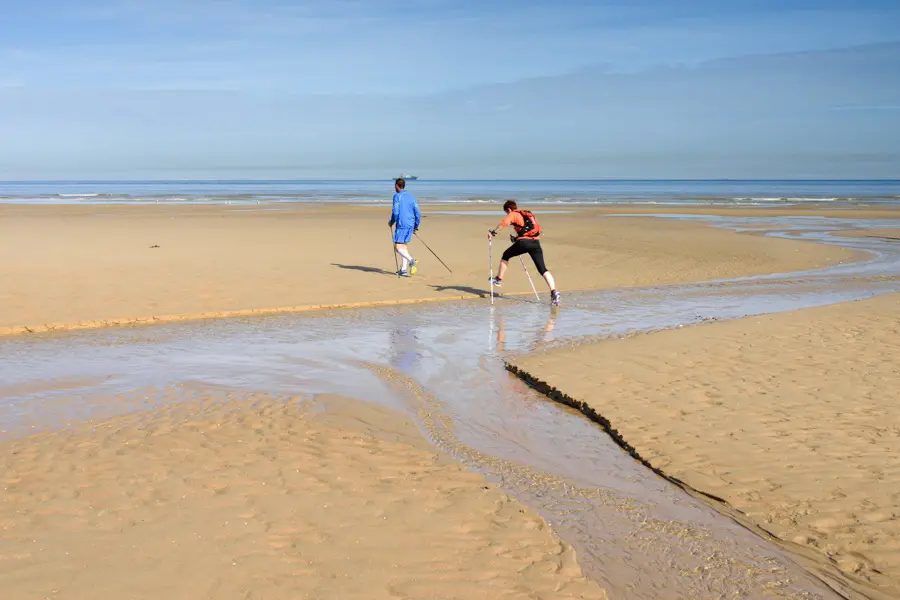 Image'In Adobestock Marche nordique en bord de mer