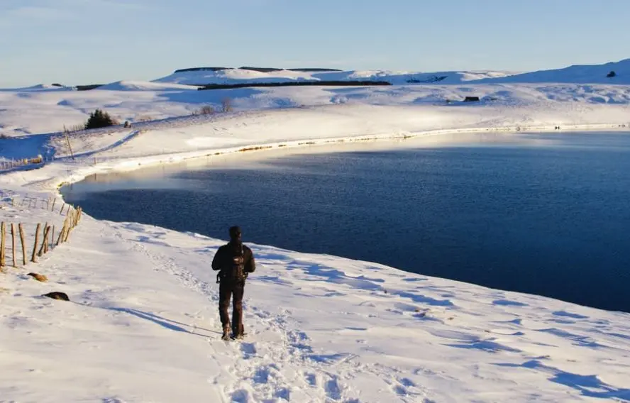 P. Saint-Jean A raquettes dans le Cézallier
