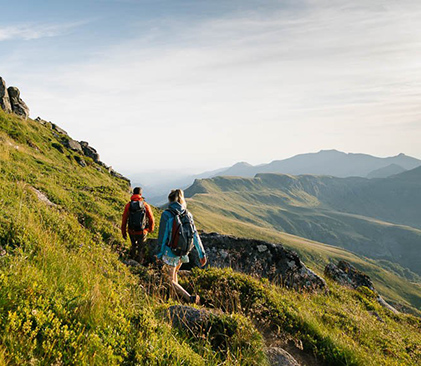 Randonneur dans les monts du Cantal