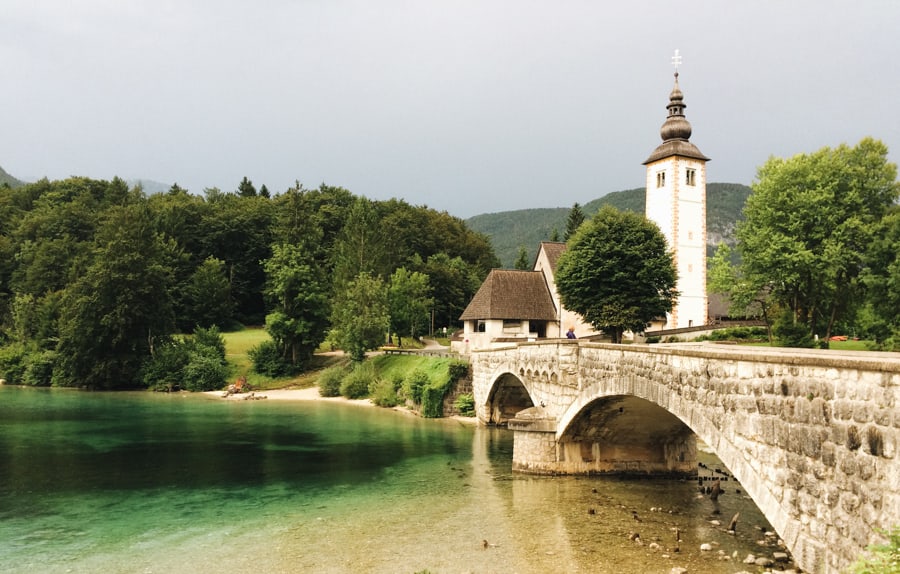 Pont sur le lac Bohinj, Slovénie