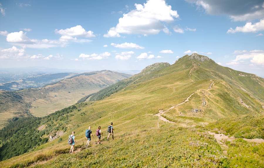 Groupe de randonneurs dans le Cantal en Auvergne