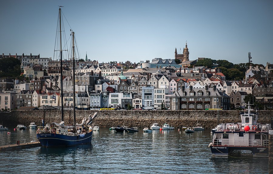 Vue sur Saint-Peter's Port dans les îles Anglo-Normandes