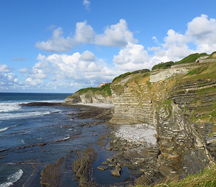 Randonnée côtière dans le Pays-Basque - AdobeStock