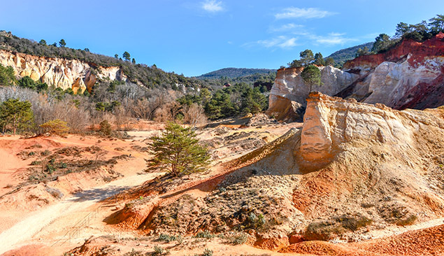 Découverte en randonnée des ocres de Rustrel dans le Lubéron - Adobestock