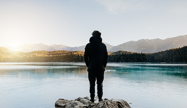 Randonneur au bord d'un lac - AdobeStock