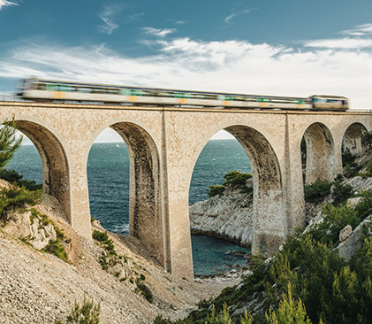 Paysages des Calanques en randonnée et en train - AdobeStock