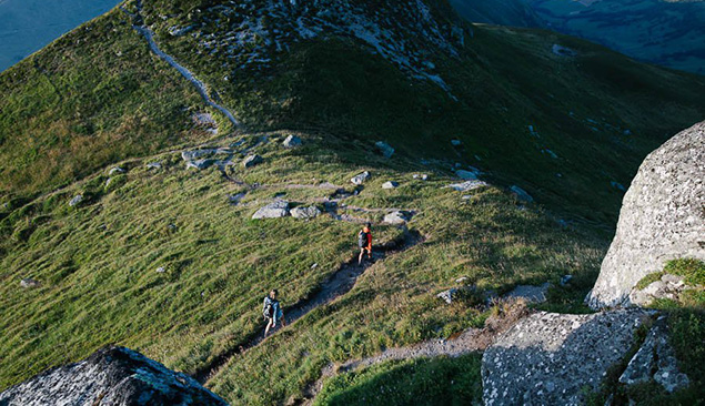 Randonneurs sur le GR 400 dans les monts du Cantal - FVoileau