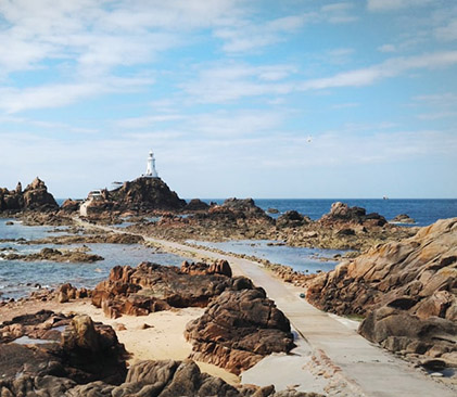 Le phare de Corbière à Jersey - Unsplash