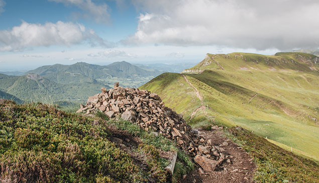 Sur le GR400 dans les Monts du Cantal - AdobeStock