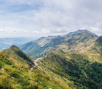 Randonnée sur les hauteurs du Puy Mary - AdobeStock