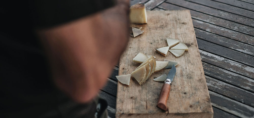 Dégustation d'Ossau Irraty pendant un trek dans le Pays-basque - PVillemejane