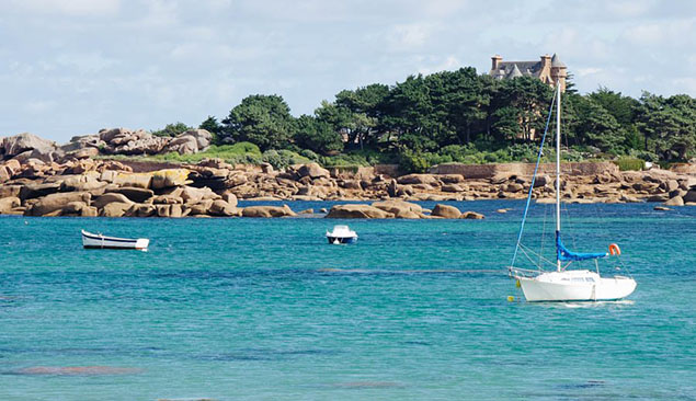 Bateau sur la côte de Granit Rose en Bretagne - JHeyte 