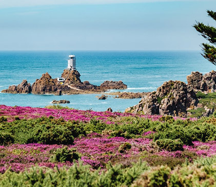 Le Phare de la pointe des Corbières à Jersey - AdobeStock