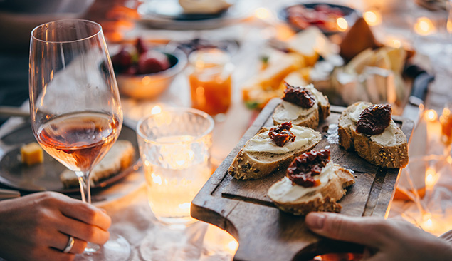 Repas du réveillon du nouvel an avec plats et boissons