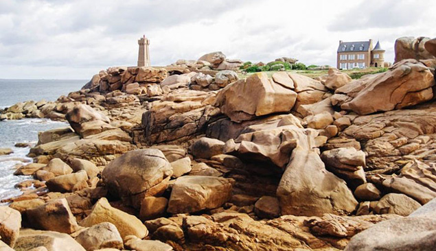 Phare de Ploumanach, en Bretagne, sur la cote de Granit rose - JHeyte