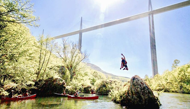 Canoë et bivouac sous le viaduc de Millau