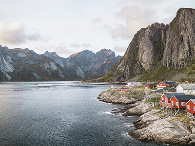 Montagne et village des Lofoten en Norvège - OAuthier