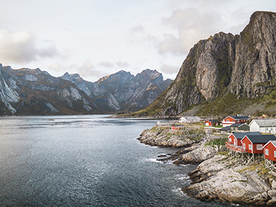 Montagne et village des Lofoten en Norvège - OAuthier