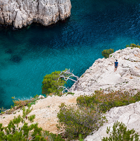 Randonneur dans le parc national des Calanques