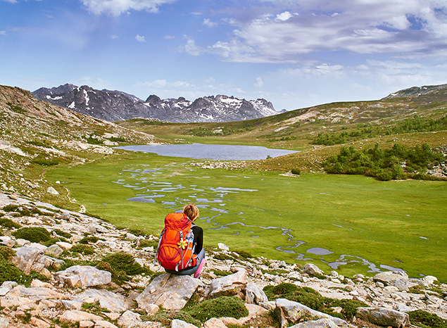 Randonneur dans un parc Naturel en Corse - AdobeStock