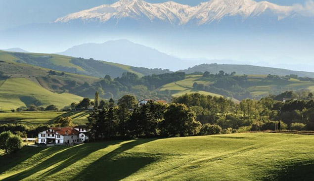 Les collines du Pays-Basque et les montagnes des Pyrénées 