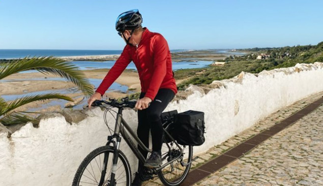 Cycliste sur la côte portugaise en Algarve - LKafsack