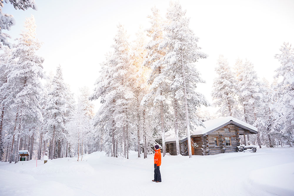 Randonneur dans la neige en Finlande - Green-ant-unsplash