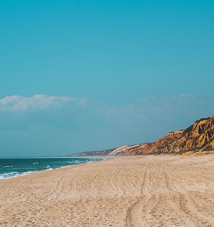 Plages et falaises sur la côte portugaise - Unsplash - MBernardo