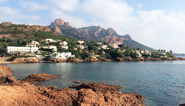 Le massif de l'Esterel le long de la Côte d'Azur