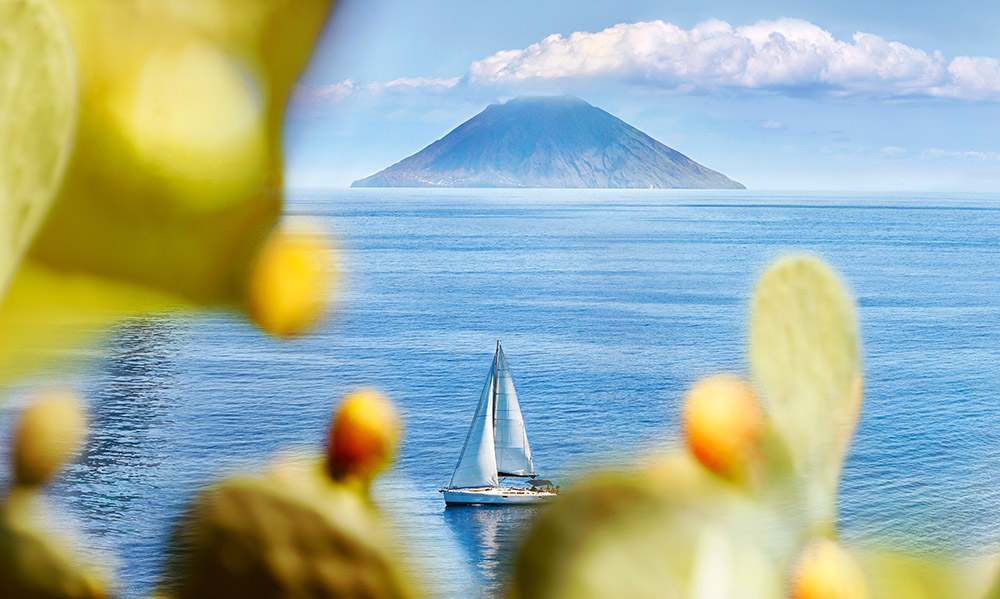 Vue sur les îles éoliennes - AdobeStock - Carolina09