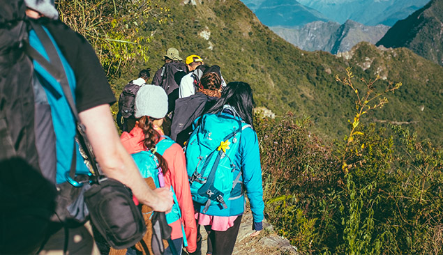 Randonneurs dans un massif