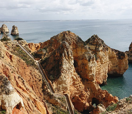 Sentier sur falaises en Algarve