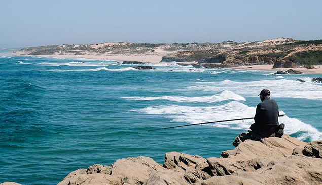 Pécheur sur la Rota Vicentina, Portugal