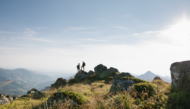 randonneurs dans le cantal