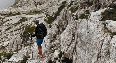 randonnée batons dans la montagne