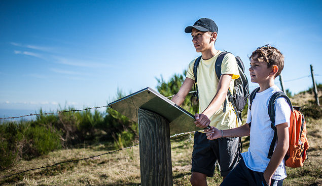 jeunes aventuriers en balade