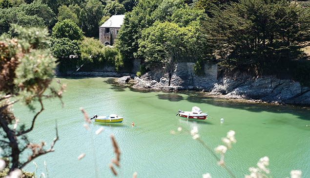 bateau dans une petite crique