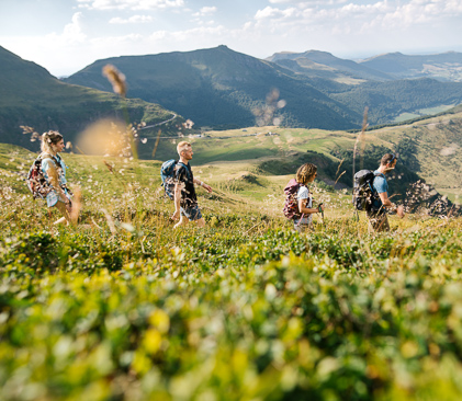 randonneurs dans les monts du cantal