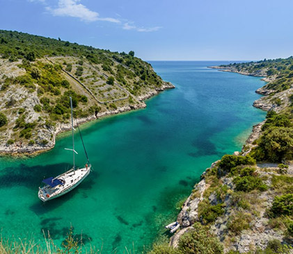 bateau sur lac croate