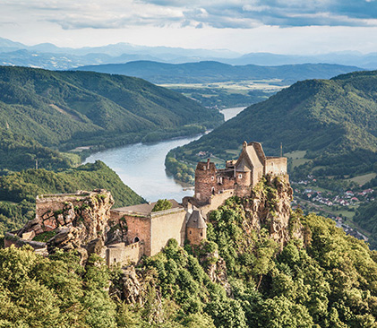 panorama chateau surplombant une vallée