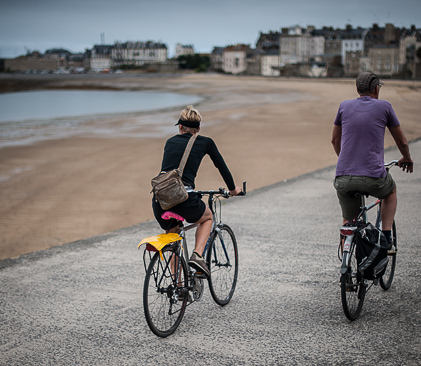 couple à vélo au bord de mer