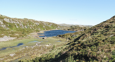 lac dans les montagnes