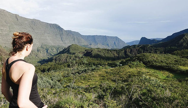 Randonneuse au Cirque de Mafate à La Réunion